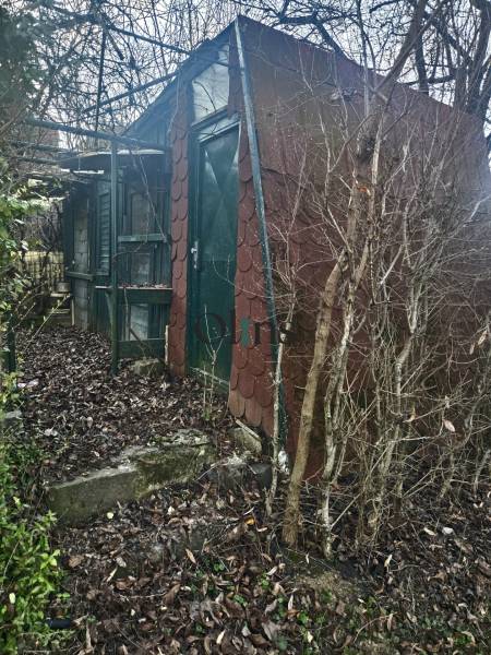 Kaskádovitá záhrada s výhľadom na Kalváriu – Nitra, Horné Krškany - Chatka v záhradách Nitry obklopená zimnou prírodou s holými haluzmi.