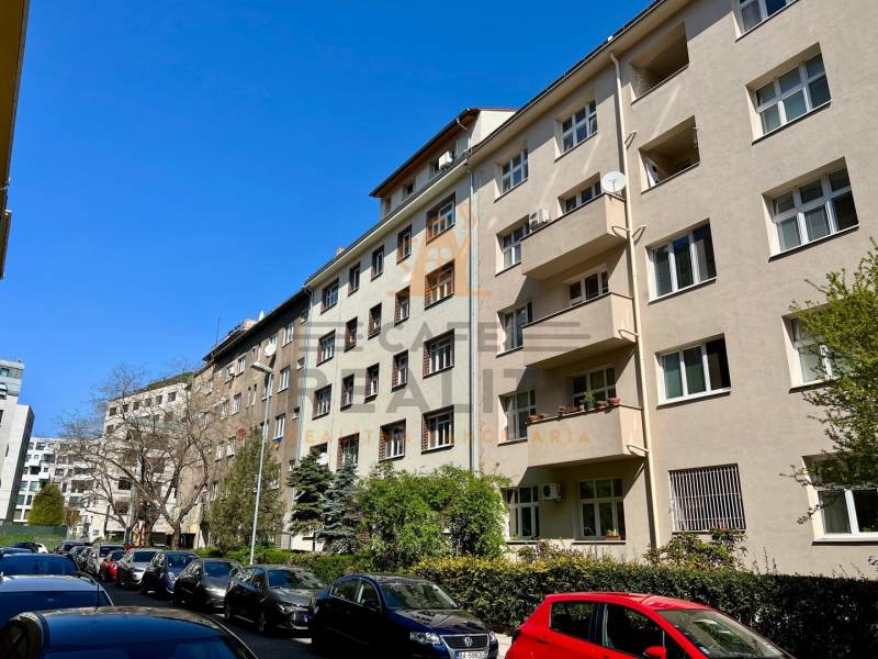 Na prenájom 2 izbový byt, Bratislava, Staré Mesto, Wilsonova ulica - Ulica Wilsonova v Bratislave - Staré Mesto s obytnými budovami a zaparkovanými autami.