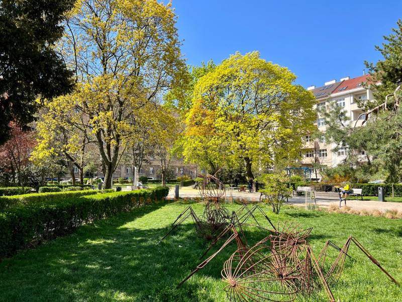 Na prenájom 2 izbový byt, Bratislava, Staré Mesto, Wilsonova ulica - Park v Bratislave - Starom Meste na Wilsonovej ulici s kovovými sochami na trávniku.
