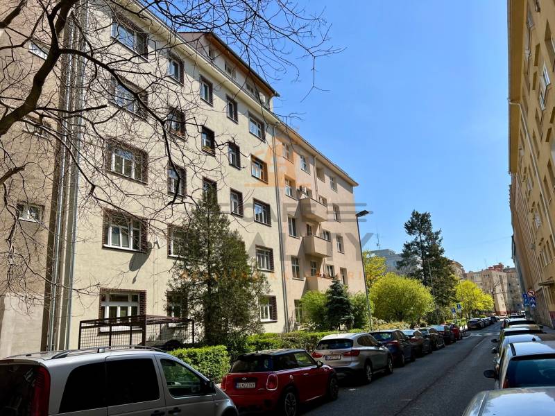 Na prenájom 2 izbový byt, Bratislava, Staré Mesto, Wilsonova ulica - Obytná budova a zaparkované autá na Wilsonovej ulici v Bratislave - Starom Meste.