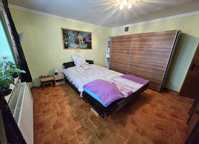 RODINNÝ DOM - HORNÉ OZOROVCE-POZEMOK 566 m2- 3,5 IZBOVÝ/ GARÁŽ - Spálňa v rodinnom dome s posteľou, skriňou a podlahou s dreveným dekorom.