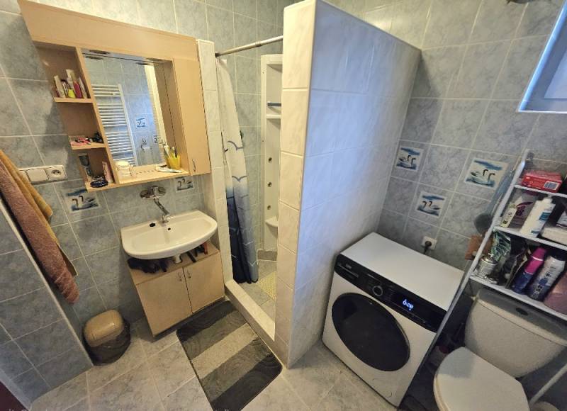 RODINNÝ DOM - HORNÉ OZOROVCE-POZEMOK 566 m2- 3,5 IZBOVÝ/ GARÁŽ - Kúpeľňa v rodinnom dome s umývadlom, sprchovacím kútom, práčkou a WC.