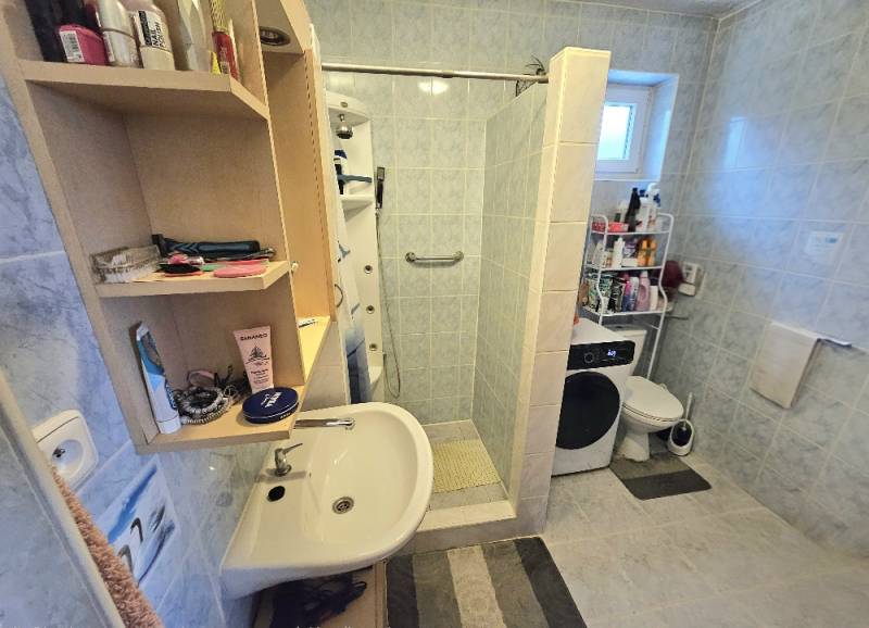 RODINNÝ DOM - HORNÉ OZOROVCE-POZEMOK 566 m2- 3,5 IZBOVÝ/ GARÁŽ - Kúpeľňa v rodinnom dome s umývadlom, sprchou, práčkou a otvoreným regálom s kozmetikou.