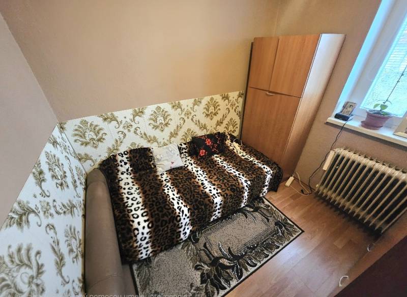 RODINNÝ DOM - HORNÉ OZOROVCE-POZEMOK 566 m2- 3,5 IZBOVÝ/ GARÁŽ - Pohovka s vyšívanou vyšívkou, perzský perináč, vyhrievané vyhrievanie, podlaha s vyvažúsným príbiedale, váfungujúce.