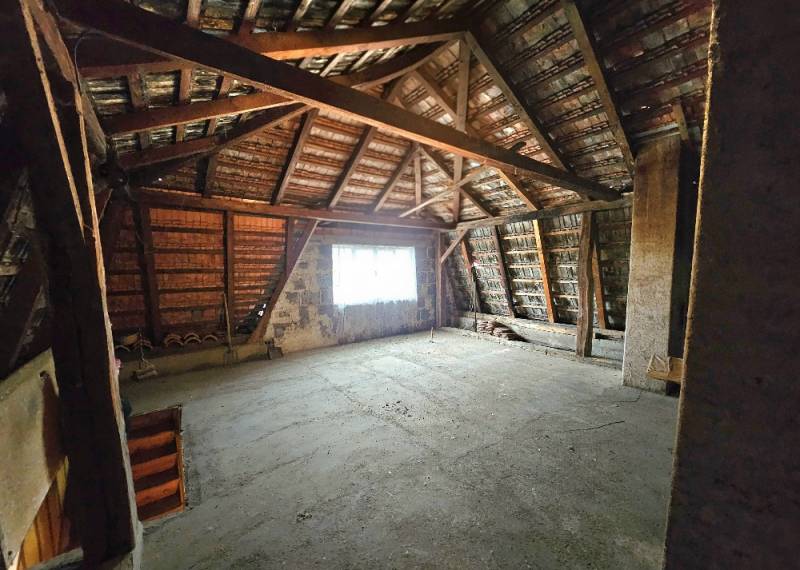 RODINNÝ DOM - HORNÉ OZOROVCE-POZEMOK 566 m2- 3,5 IZBOVÝ/ GARÁŽ - Podkrovie Rodinného domu s odhalenou strešnou konštrukciou a schodiskom.