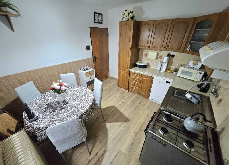 RODINNÝ DOM - HORNÉ OZOROVCE-POZEMOK 566 m2- 3,5 IZBOVÝ/ GARÁŽ - Kuchyňa v rodinnom dome s dreveným dekorom a jedálenským stolom.