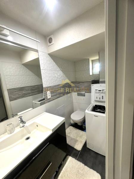 Prenájom pekný 2 izbový byt Šancová ulica, Bratislava III. Nové Mesto - Kúpeľňa v 2-izbovom byte s umývadlom, práčkou a WC.