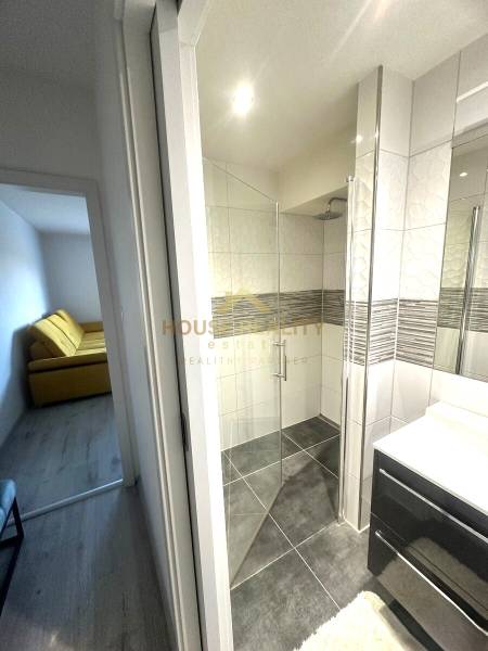 Prenájom pekný 2 izbový byt Šancová ulica, Bratislava III. Nové Mesto - Kúpeľňa v 2-izbovom byte s preskleným sprchovým kútom a veľkými dlaždicami.