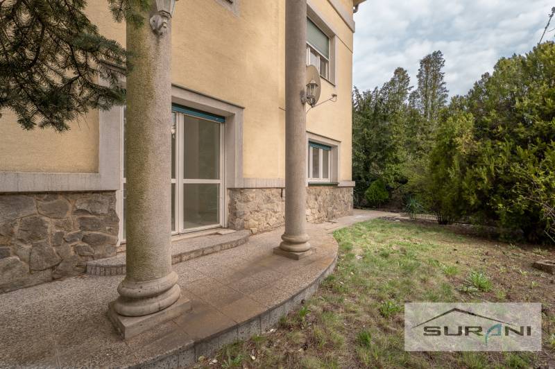 PRENÁJOM 4-IZBOVÉHO BYTU | ZÁHRADA | DVOJGARÁŽ | KRČMÉRYHO ULICA - Exteriér domu s kamenným obložením a malou verandou na Krčméryho v Bratislava - Staré Mesto.