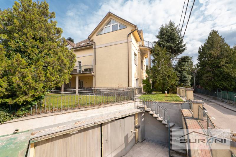 PRENÁJOM 4-IZBOVÉHO BYTU | ZÁHRADA | DVOJGARÁŽ | KRČMÉRYHO ULICA - Žltý dom so záhradou a garážou na Krčméryho ulici v Bratislave - Starom Meste.