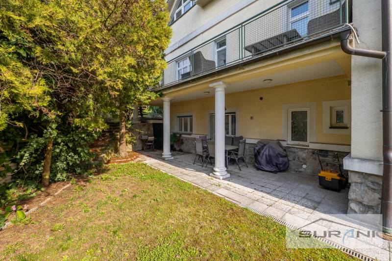 PRENÁJOM 4-IZBOVÉHO BYTU | ZÁHRADA | DVOJGARÁŽ | KRČMÉRYHO ULICA - Záhrada so sedením pri 4-izbovom byte na Krčméryho ulici, Bratislava - Staré Mesto.