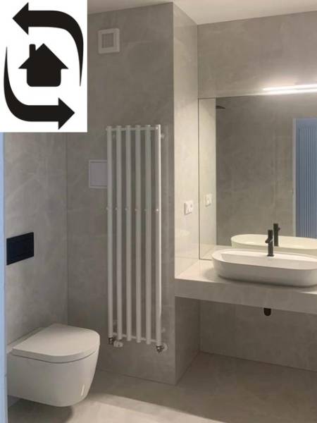 Predaj 2 izbového bytu, Drotárska cesta, Bratislava - Moderná kúpeľňa v 2-izbovom byte so zrkadlom, umývadlom a toaletou.