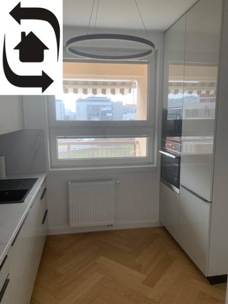 Predaj 2 izbového bytu, Drotárska cesta, Bratislava - Kuchyňa s podlahou s dreveným dekorom v 2-izbovom byte, má moderné spotrebiče.