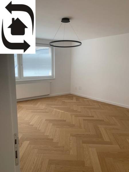 Predaj 2 izbového bytu, Drotárska cesta, Bratislava - Izba v 2-izbovom byte s podlahou s dreveným dekorom a oknom.