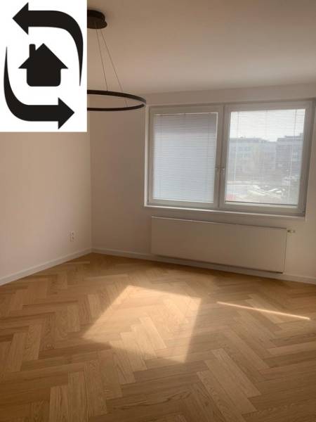 Predaj 2 izbového bytu, Drotárska cesta, Bratislava - Svetlá izba s podlahou s dreveným dekorom v 2-izbovom byte, veľké okno.