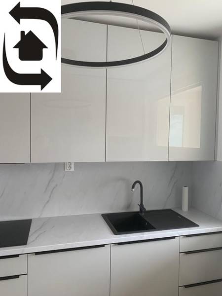 Predaj 2 izbového bytu, Drotárska cesta, Bratislava - Kuchyňa s bielymi skriňami a mramorovou pracovnou doskou v 2-izbovom byte.