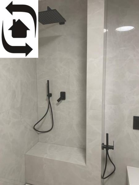 Predaj 2 izbového bytu, Drotárska cesta, Bratislava - Sprchový kút v 2-izbovom byte s čiernou batériou a kamennou stenou.