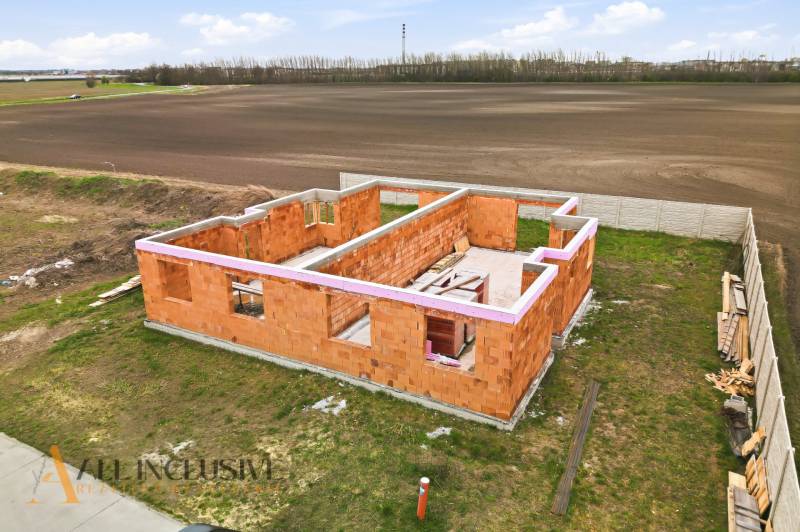 Na predaj 3-izb. RD - časť dvojdomu, Veľké Dvorníky - Stavba rodinného domu vo Veľkých Dvorníkoch v počiatočnej fáze výstavby na otvorenom pozemku.