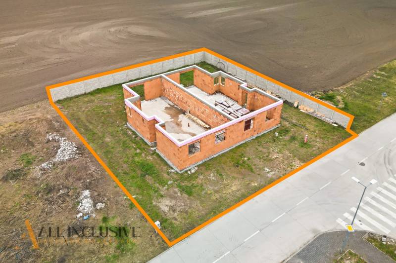 Na predaj 3-izb. RD - časť dvojdomu, Veľké Dvorníky - Rozostavaný rodinný dom vo Veľkých Dvorníkoch, ohraničený oranžovou čiarou, situovaný pri ceste.