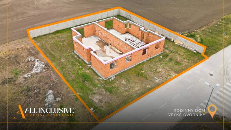 Na predaj 3-izb. RD - časť dvojdomu, Veľké Dvorníky - Stavba rodinného domu vo Veľkých Dvorníkoch na pozemku ohraničenom plotom.