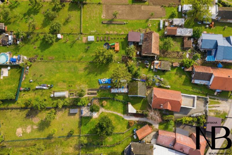 Rodinný dom s veľkým pozemkom a priestorom na podnikanie – T.Jastrabie - Letecký pohľad na rodinné domy v Trenčianskom Jastrabí s veľkými záhradami a zeleňou.