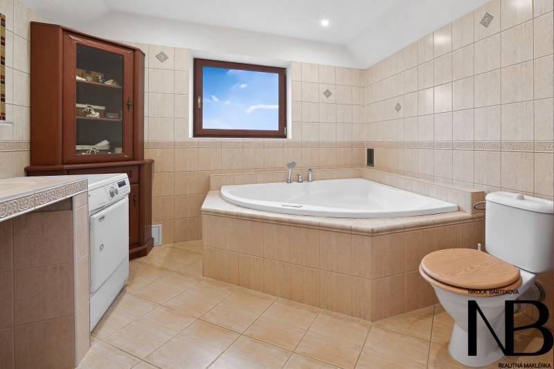 Rodinný dom s veľkým pozemkom a priestorom na podnikanie – T.Jastrabie - Kúpeľňa v rodinnom dome s vaňou a práčkou, obkladané dlaždičkami.