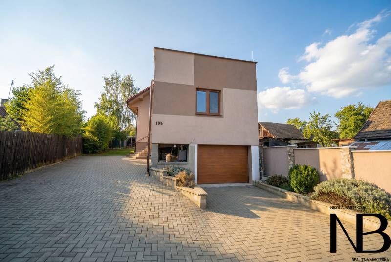 Rodinný dom s veľkým pozemkom a priestorom na podnikanie – T.Jastrabie - Rodinný dom v Trenčianskom Jastrabí s garážou a dláždeným príjazdom.