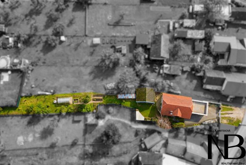 Rodinný dom s veľkým pozemkom a priestorom na podnikanie – T.Jastrabie - Letecký pohľad na rodinný dom v Trenčianskom Jastrabí s veľkou záhradou a skleníkom.