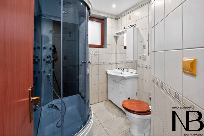 Rodinný dom s veľkým pozemkom a priestorom na podnikanie – T.Jastrabie - Kúpeľňa s hydromasážnym sprchovacím kútom a toaletou v rodinnom dome.