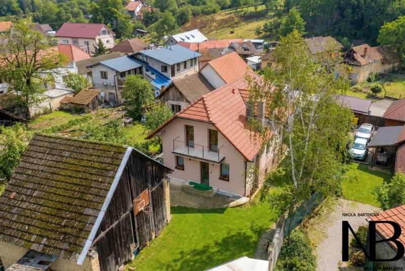 Rodinný dom s veľkým pozemkom a priestorom na podnikanie – T.Jastrabie - Rodinný dom v Trenčianskom Jastrabí obklopený zeleňou a susednými stavbami.