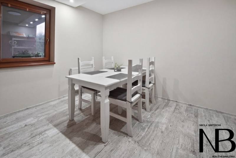 Rodinný dom s veľkým pozemkom a priestorom na podnikanie – T.Jastrabie - Jedáleň v rodinnom dome s bielym nábytkom a podlahou s dreveným dekorom.