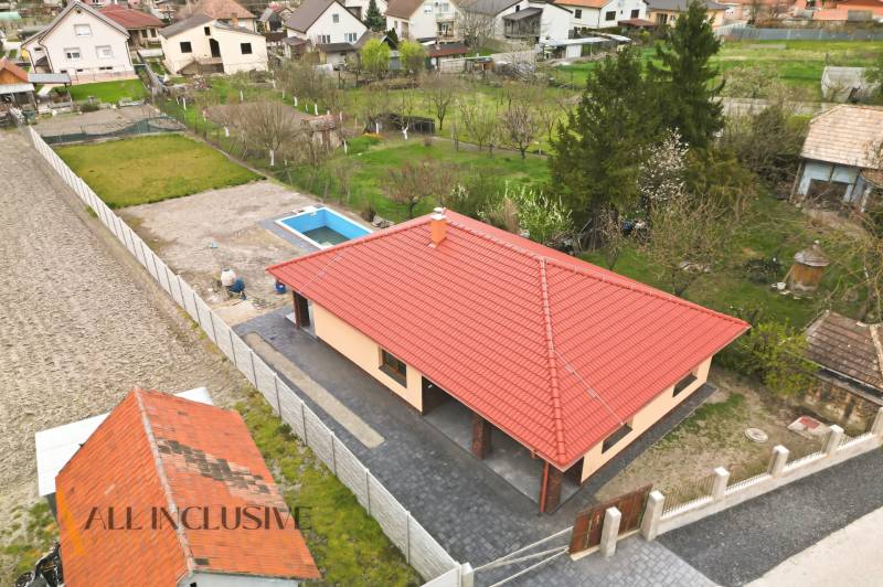 Na predaj 4-izb. novostavba s bazénom, Horné Mýto - Rodinný dom v Hornom Mýte s bazénom a veľkou záhradou obklopený zeleňou.