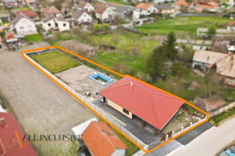 Na predaj 4-izb. novostavba s bazénom, Horné Mýto - Rodinný dom v Hornom Mýte s bazénom, záhradou a červenou strechou.