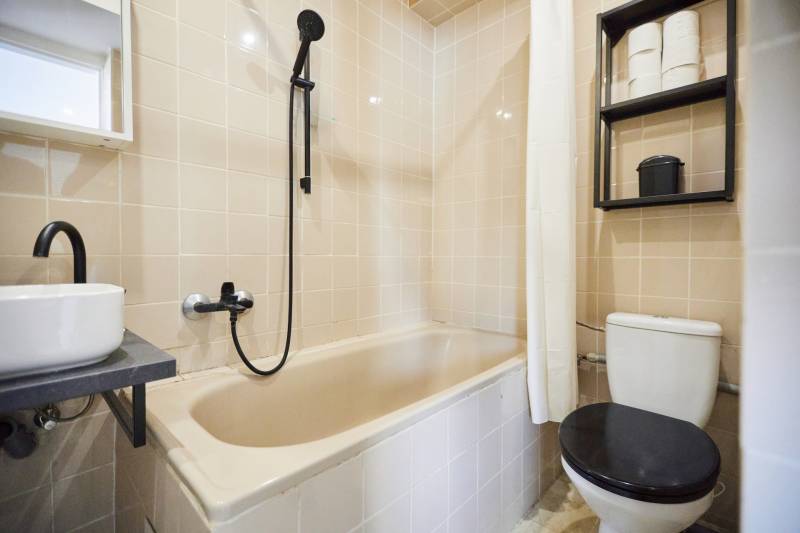 NA PREDAJ,2-IZBOVÝ TEHLOVÝ BYT,KOŠICE-SEVER,LOMNICKÁ UL. - Kúpeľňa s vaňou, umývadlom, sprchou a toaletou v 2-izbovom byte.