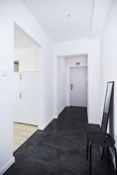 NA PREDAJ,2-IZBOVÝ TEHLOVÝ BYT,KOŠICE-SEVER,LOMNICKÁ UL. - Chodba s tmavou podlahou a bielymi stenami v 2-izbovom byte.