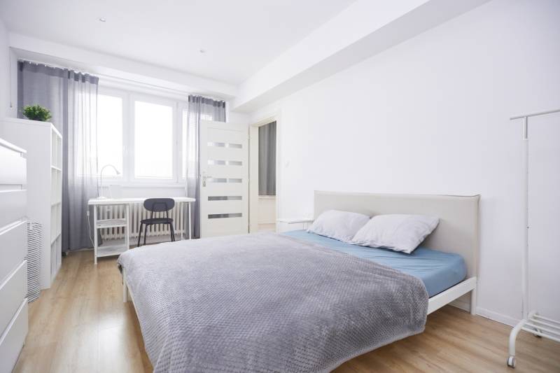 NA PREDAJ,2-IZBOVÝ TEHLOVÝ BYT,KOŠICE-SEVER,LOMNICKÁ UL. - Svetlá spálňa v 2-izbovom byte s písacím stolom a podlahou s dreveným dekorom.