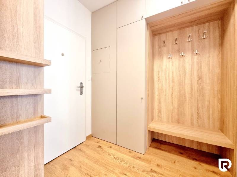 REZERVOVANÉ I Posledný investičný krásny 2-izbový byt | 62 m² | - Predsieň so vstavanými skrinkami a vešiakmi, podlaha s dreveným dekorom v 2-izbovom byte.
