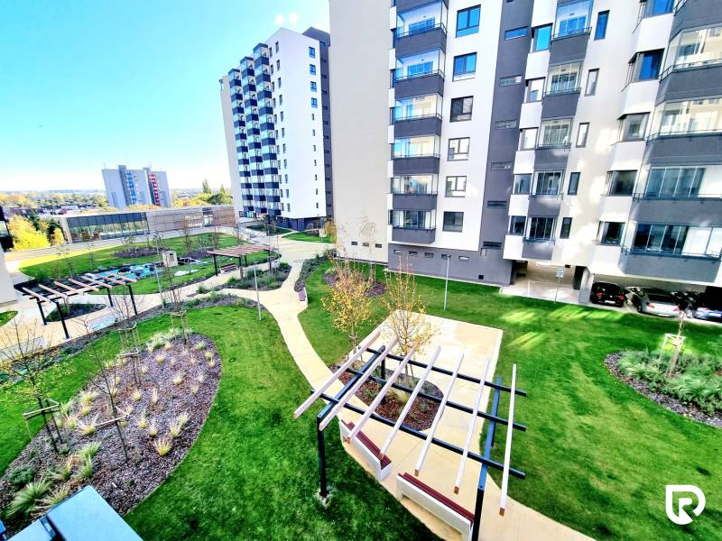 REZERVOVANÉ I Posledný investičný krásny 2-izbový byt | 62 m² | - Obytné budovy a zelený dvor na ulici Františka Kubu v Bratislave - Rači.