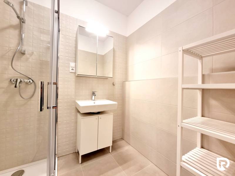 REZERVOVANÉ I Posledný investičný krásny 2-izbový byt | 62 m² | - Kúpeľňa v 2-izbovom byte s moderným sprchovým kútom a bielym nábytkom.