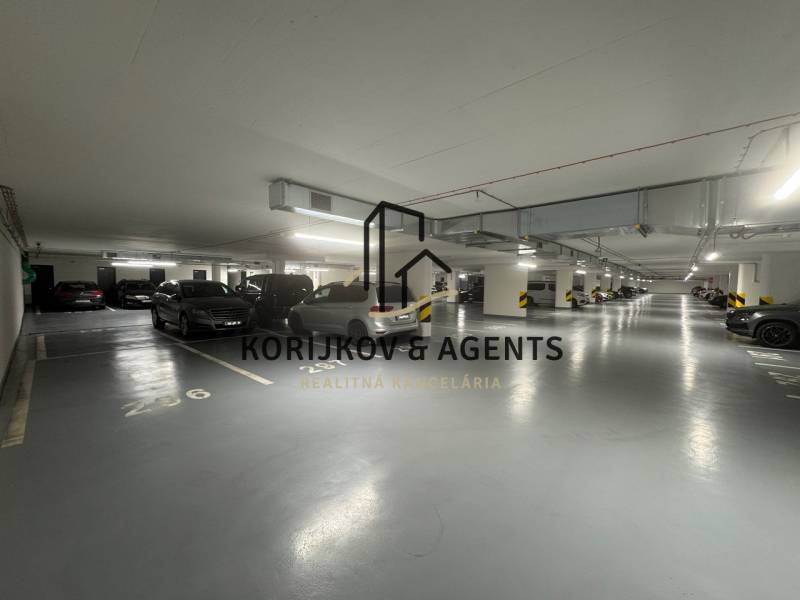 PREDAJ, parkovacie miesto v podzemnej garáži v rezidenci ALBELLI - Parkovisko v garáži s autami, osvetlenie a priestranné parkovacie miesta.