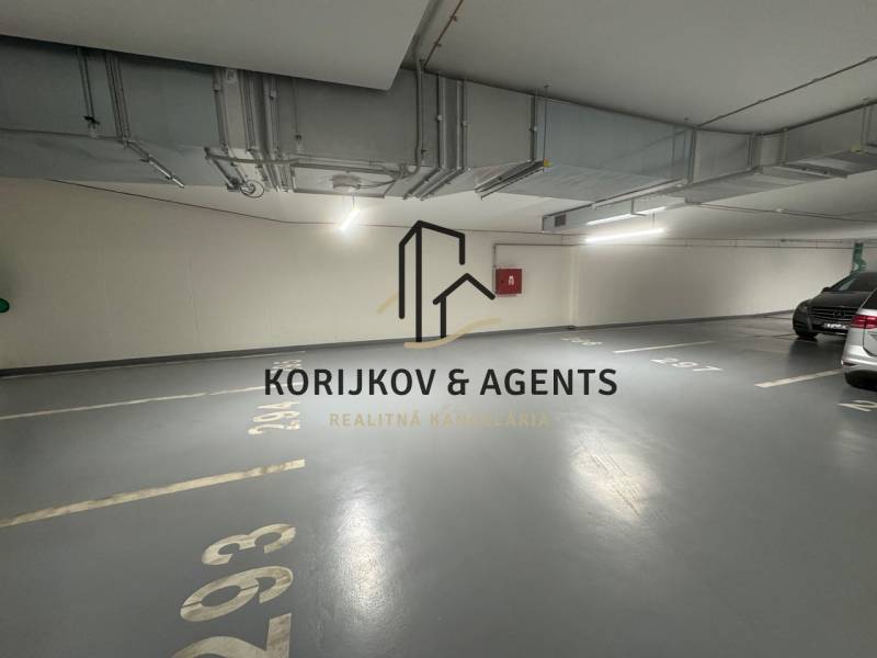 PREDAJ, parkovacie miesto v podzemnej garáži v rezidenci ALBELLI - Parkovacia hala v garážach s očíslovanými miestami a modernou ventiláciou.