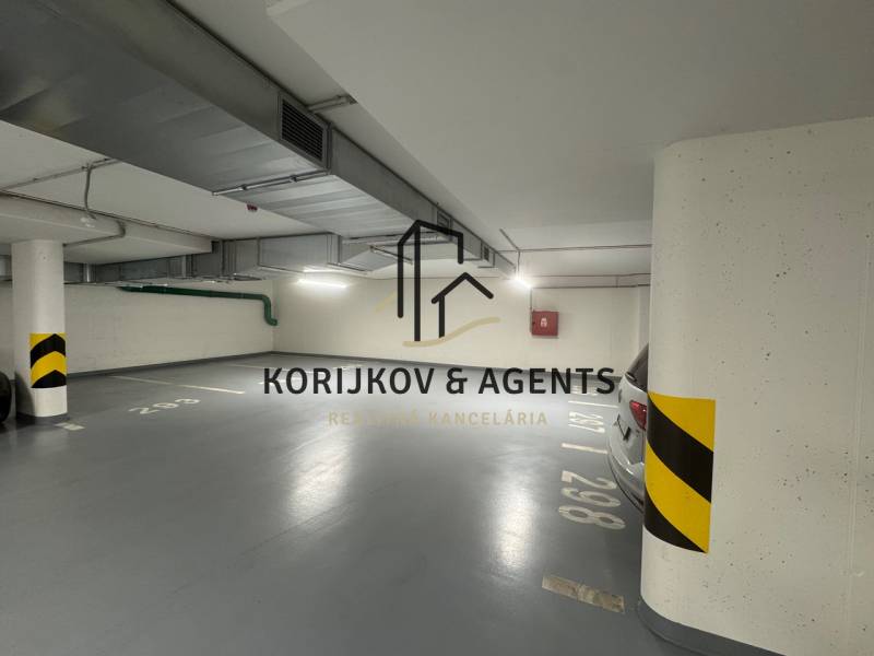 PREDAJ, parkovacie miesto v podzemnej garáži v rezidenci ALBELLI - Vnútorné parkovacie miesta v garážach s označením a stĺpikmi.
