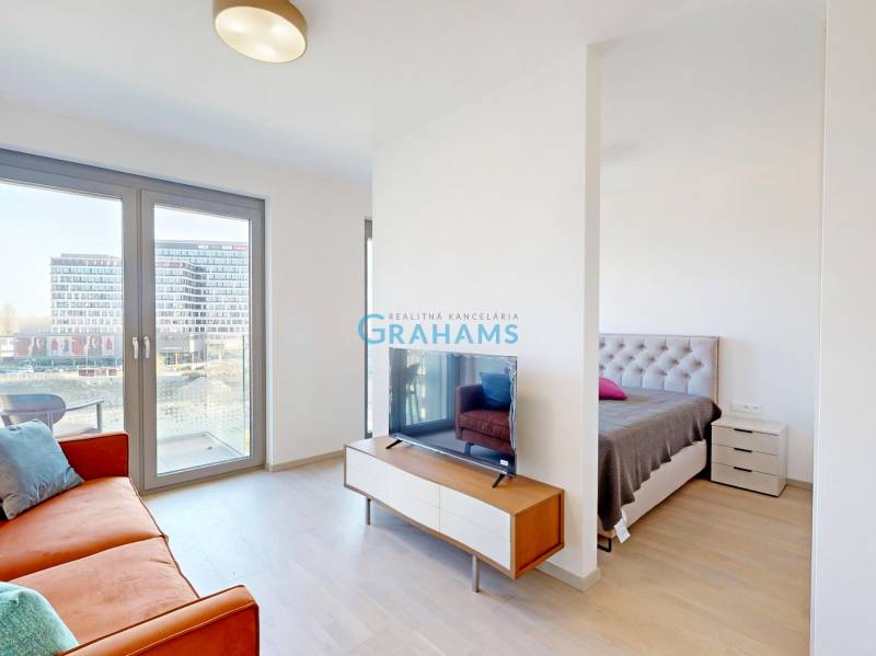 Nový, ešte neobývaný 1,5-izbový byt, parkovanie, Metropolis, Bottova - Obývacia izba a spálňa v 2-izbovom byte s podlahou s dreveným dekorom.