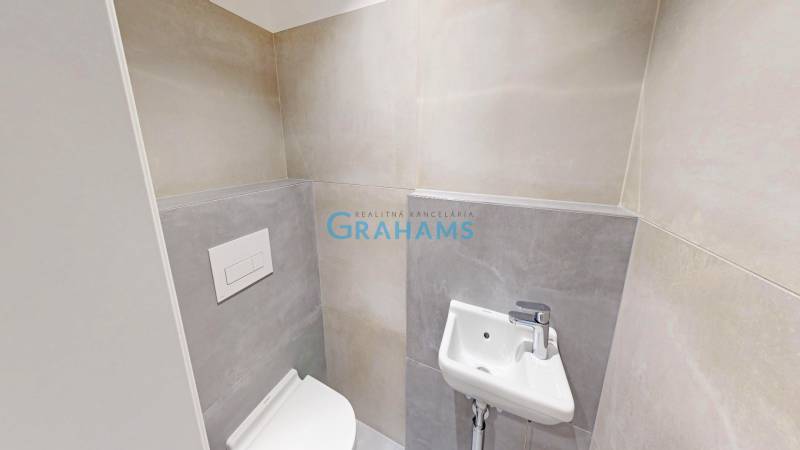 Nový, ešte neobývaný 1,5-izbový byt, parkovanie, Metropolis, Bottova - Kúpeľňa s toaletou a umývadlom v 2-izbovom byte s jednoduchým dizajnom.