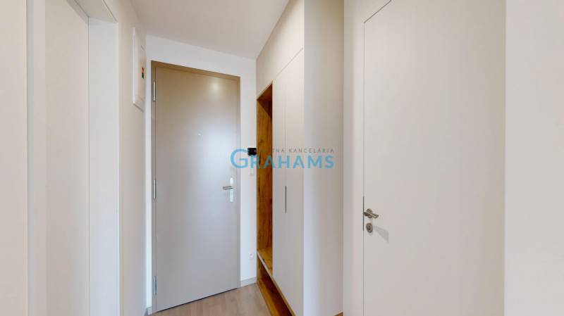 Nový, ešte neobývaný 1,5-izbový byt, parkovanie, Metropolis, Bottova - Vstupná hala v 2-izbovom byte s podlahou s dreveným dekorom a úložným priestorom.