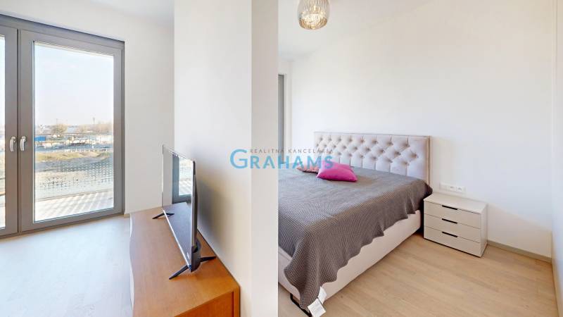 Nový, ešte neobývaný 1,5-izbový byt, parkovanie, Metropolis, Bottova - Dvojlôžková spálňa v 2-izbovom byte s podlahou s dreveným dekorom a balkónom.