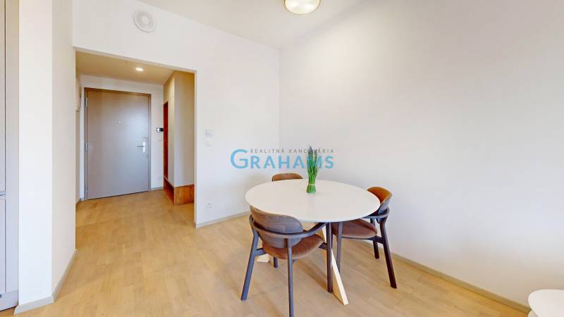 Nový, ešte neobývaný 1,5-izbový byt, parkovanie, Metropolis, Bottova - Interiér 2-izbového bytu s jedálenským stolom a podlahou s dreveným dekorom.