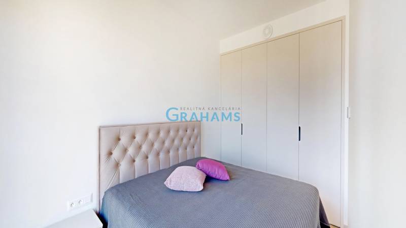 Nový, ešte neobývaný 1,5-izbový byt, parkovanie, Metropolis, Bottova - Spálňa v 2-izbovom byte s posteľou a šatníkovou skriňou.