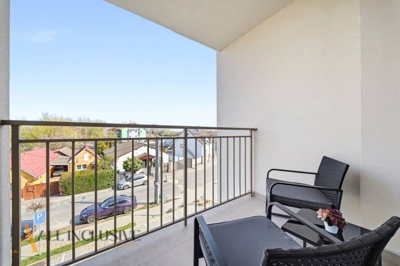 Na prenájom 2-izb. byt s terasou, Dun. Streda -Florida - Balkón s posedením a výhľadom na ulice 4-izbového bytu v Dunajskej Strede.