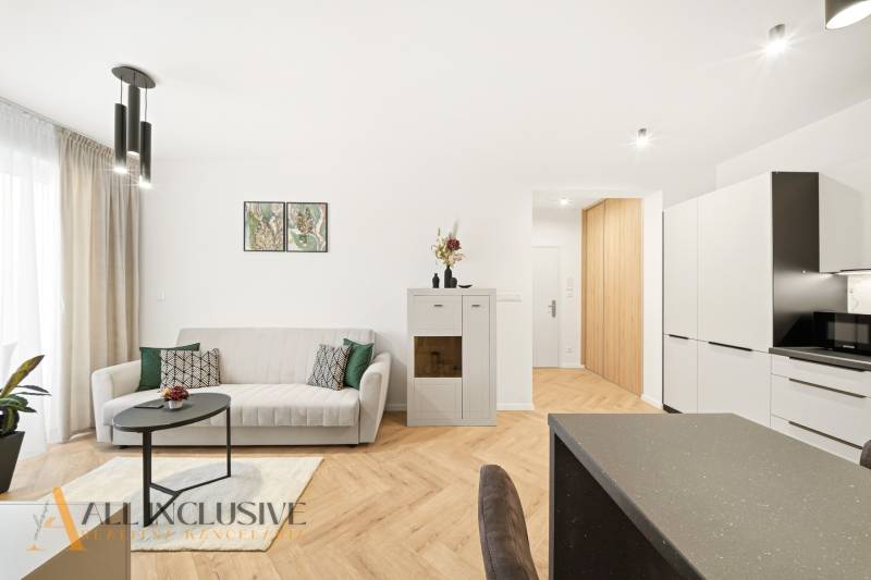 Na prenájom 2-izb. byt s terasou, Dun. Streda -Florida - Obývačka v 4-izbovom byte s podlahou s dreveným dekorom a minimalistickou dekoráciou.